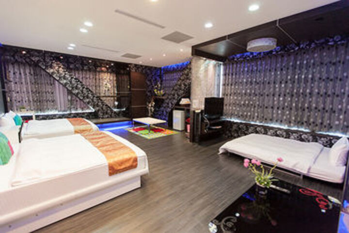 Room 10 of 34