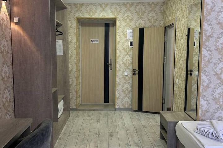Room 4 of 18