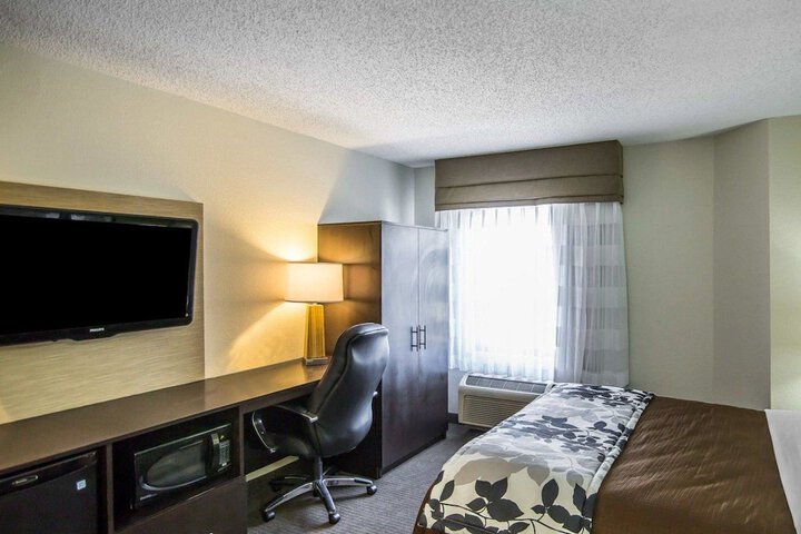 Room 17 of 33