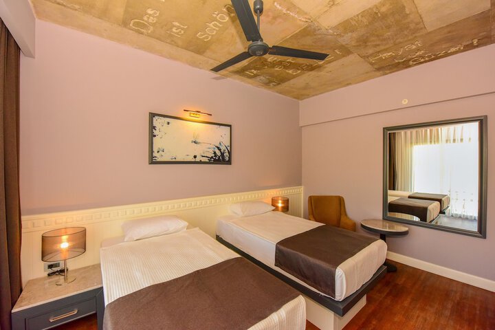 Room 12 of 65