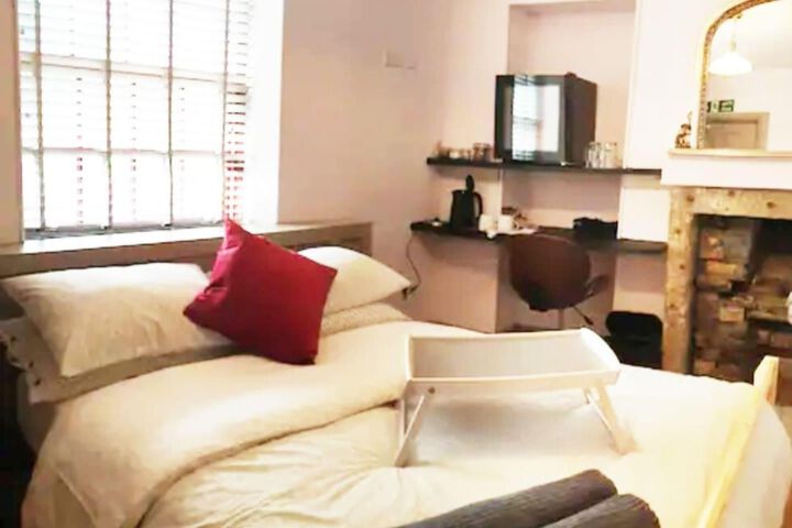 TURNER - EN-SUITE ROOM IN CANALSIDE GUES