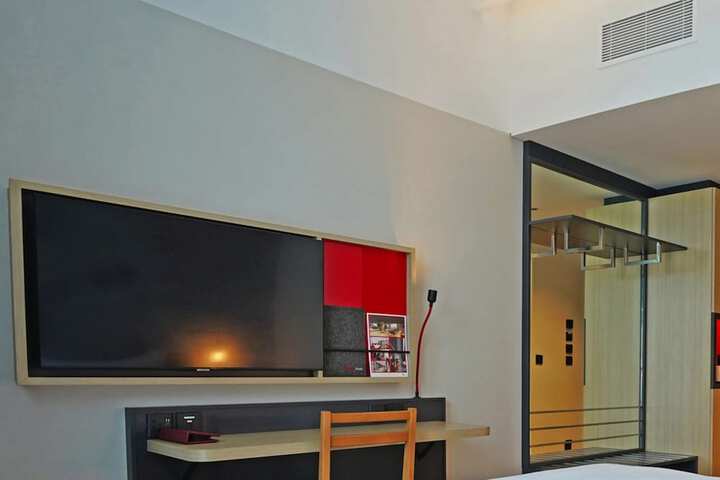 Room 32 of 67