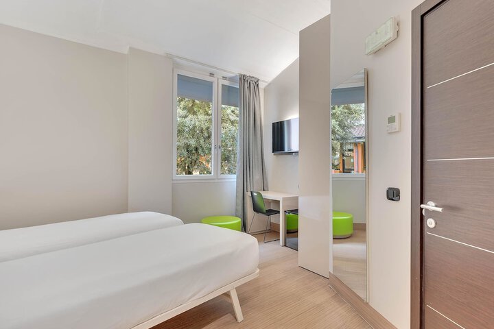 Room 15 of 36