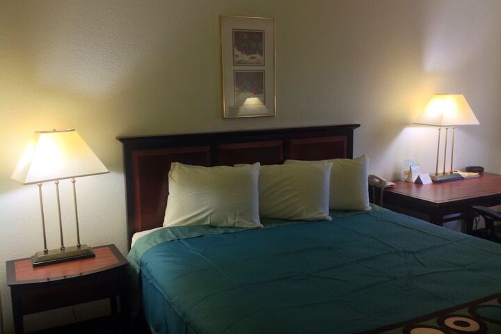 1 Queen Bed (5 of 20)