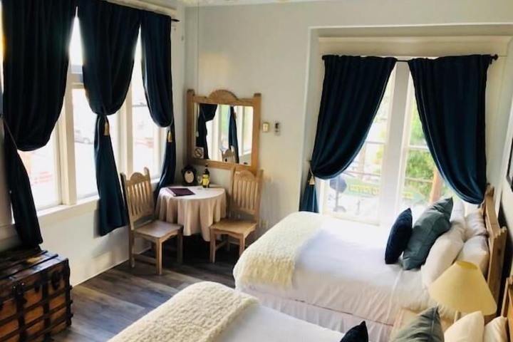 Room 3 of 10
