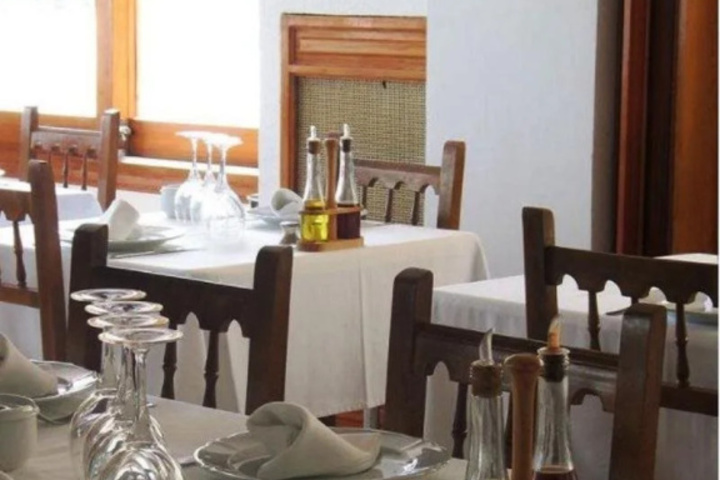 Dining 8 of 13