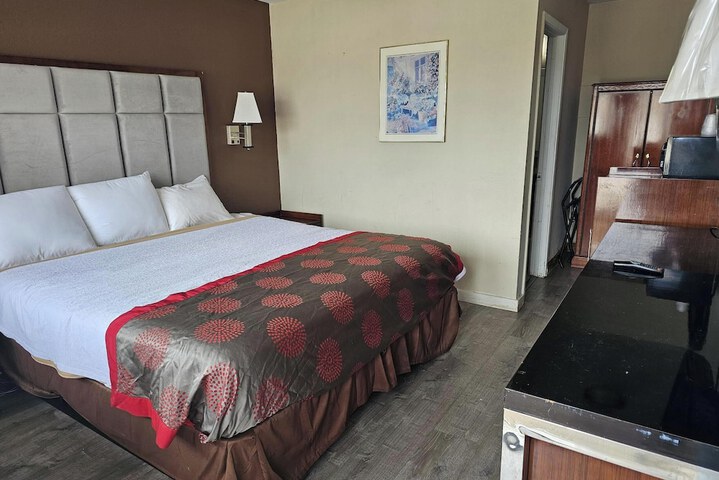 1 King Bed (1 of 3)