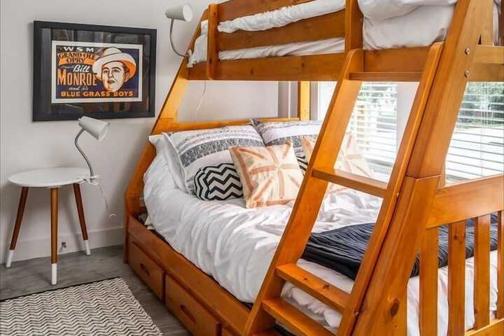 Room 10 of 28