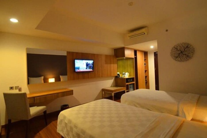 Room 9 of 32