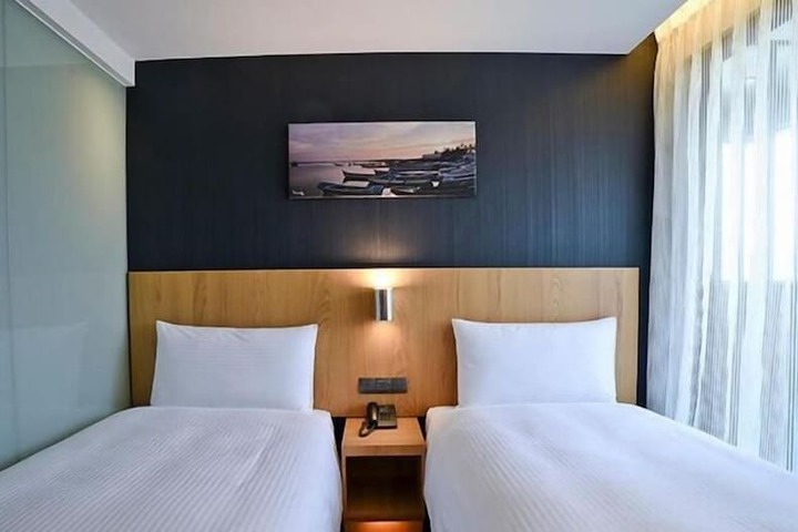 Room 9 of 27