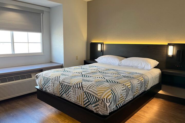 1 Queen Bed (5 of 16)