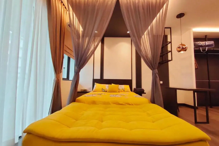 Room 2 of 18
