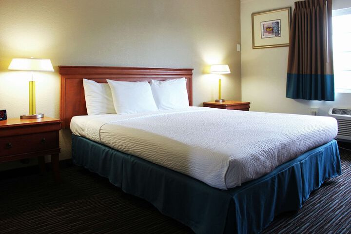 1 King Bed (1 of 22)