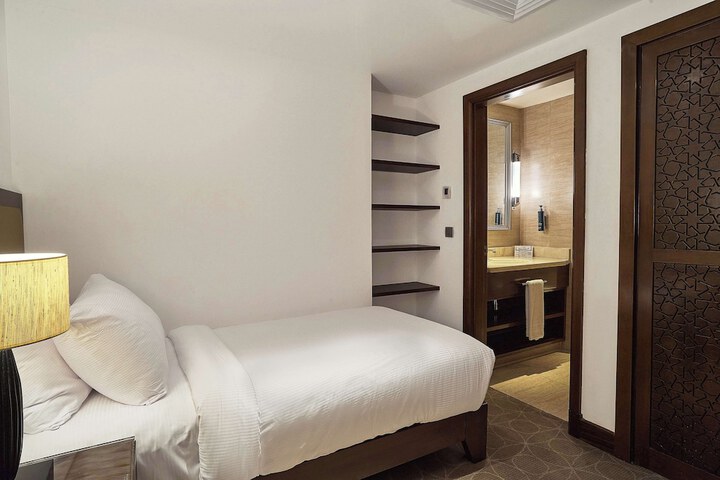 Room 6 of 102