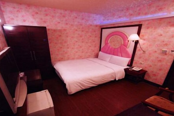 Room 11 of 34