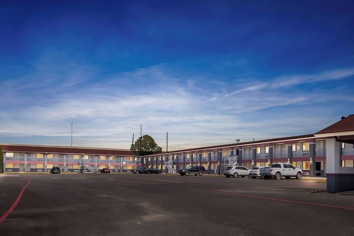 Exterior of Econo Lodge Inn & Suites Sealy