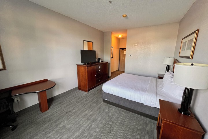 1 King Bed (7 of 16)