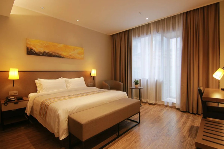 Room 4 of 9