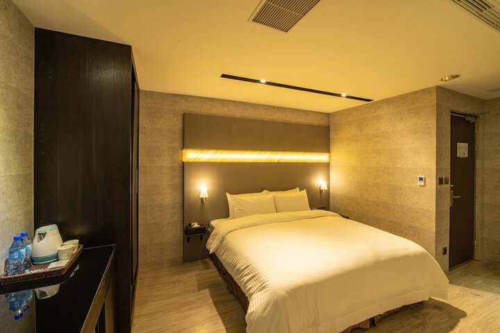 Room 10 of 32