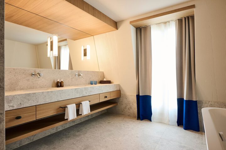 Room 33 of 70
