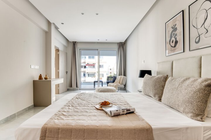 Sanders Crystal Lovely 2 bdr. Apt. w Balcony