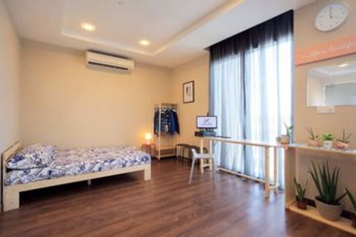 Room 6 of 10