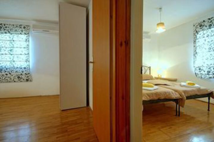 Room 13 of 32