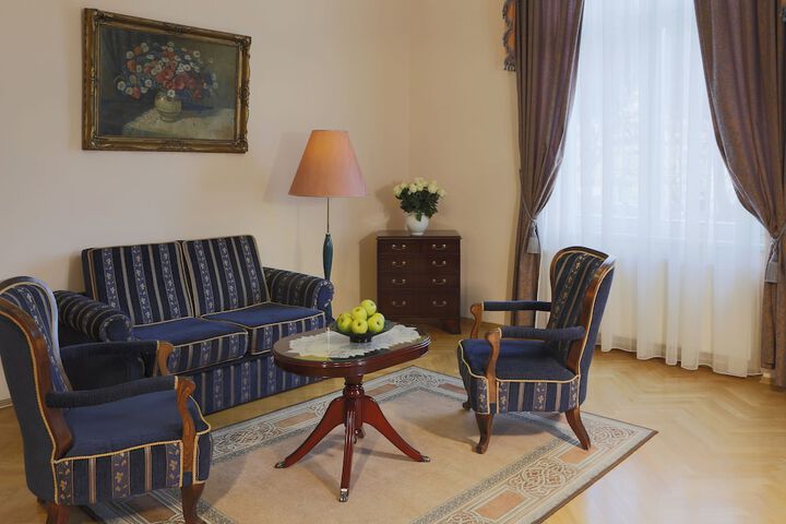 Room 8 of 38