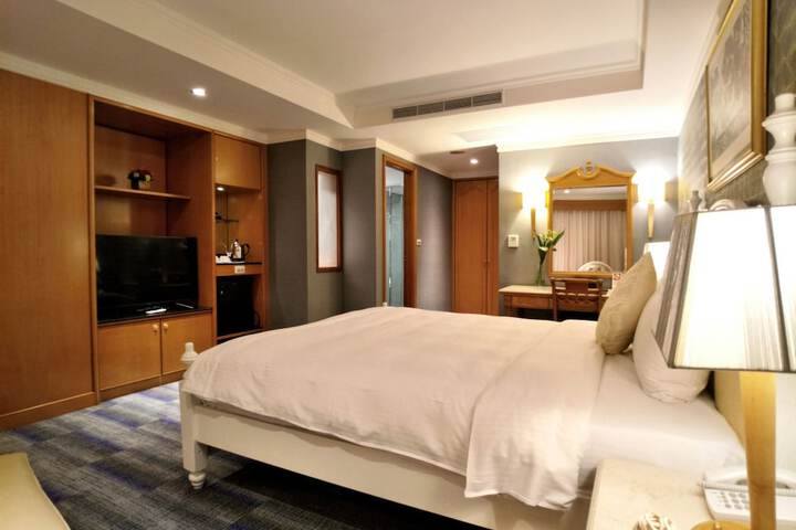 Room 28 of 82