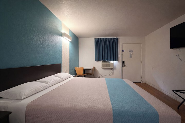 Room 11 of 22