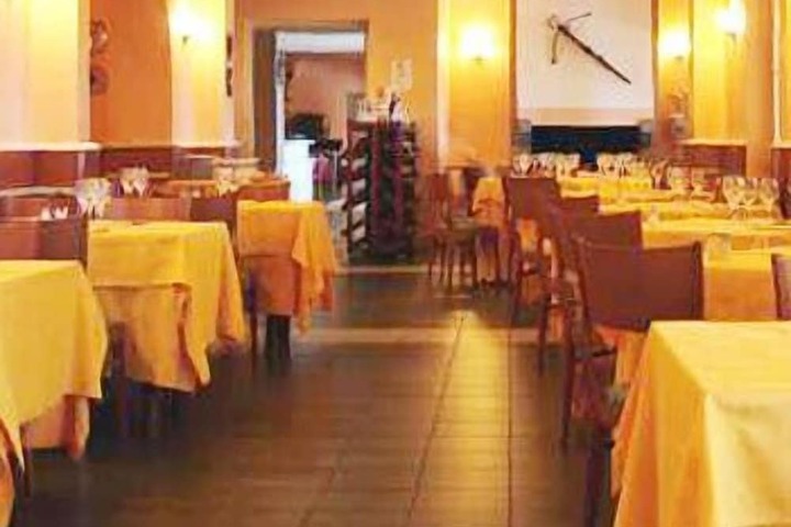 Dining 32 of 42