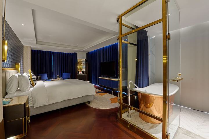 Room 18 of 48