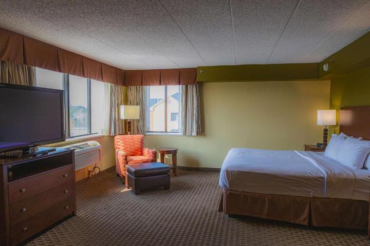 1 King Accessible Bathtub Microwave, Refrigerator WiFi Full Breakfast (12 of 16)
