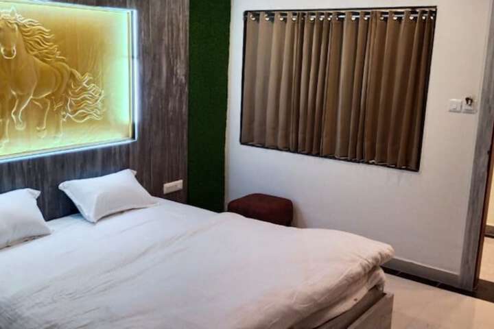 Room 4 of 16
