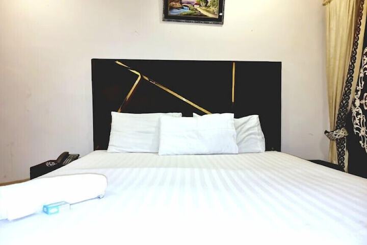 Room 6 of 11