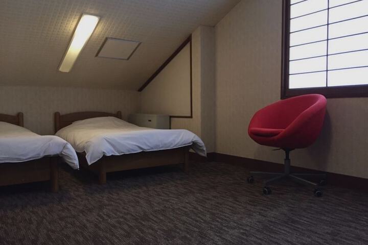 Room 17 of 40