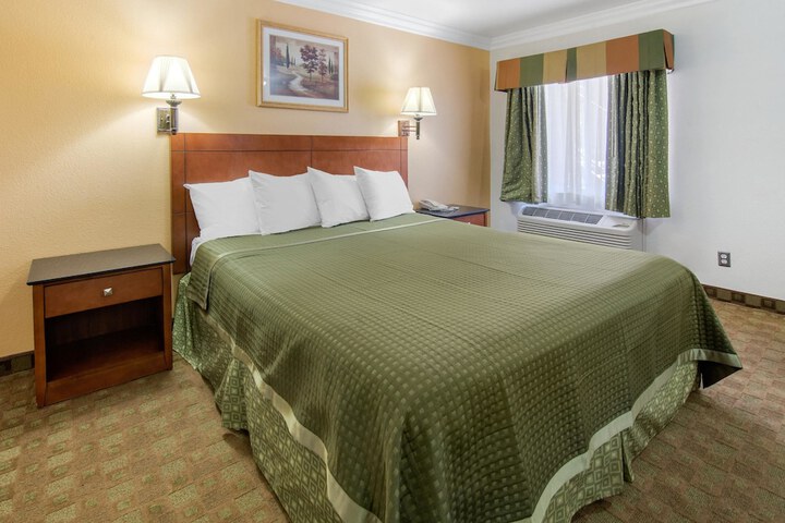 Room 8 of 28