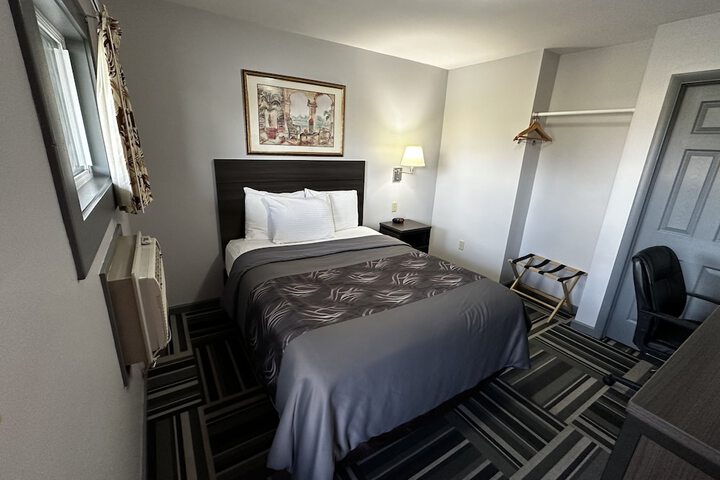 1 Queen Bed (4 of 6)