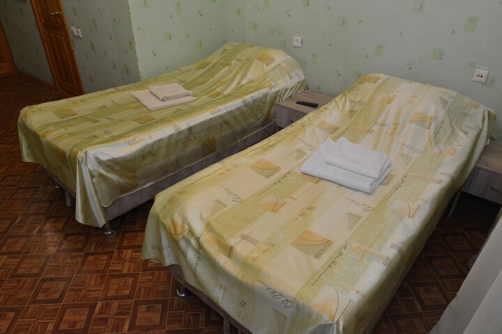 Room 24 of 100