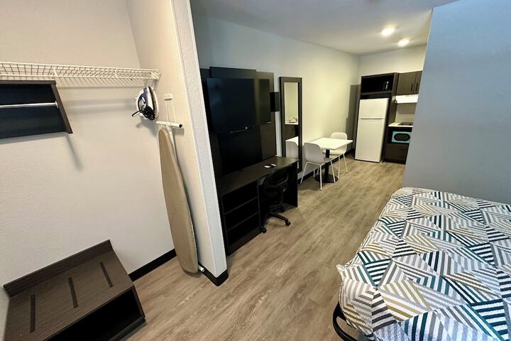 1 Queen Bed Kitchen (10 of 16)