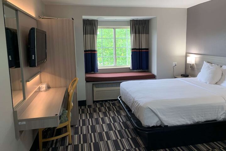 1 Queen Bed (15 of 23)