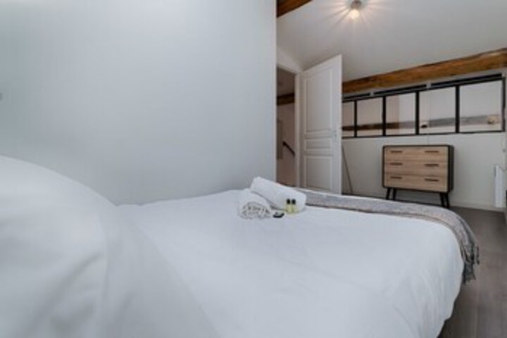 Room 9 of 14