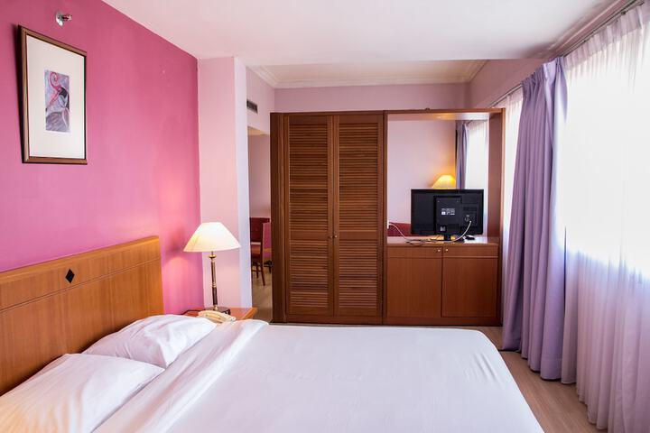 Room 9 of 32