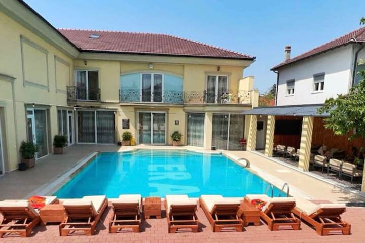Hero Image 1 of 121