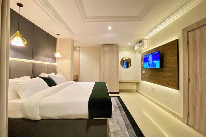 Room 5 of 14