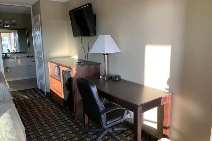 1 Queen Bed (3 of 15)