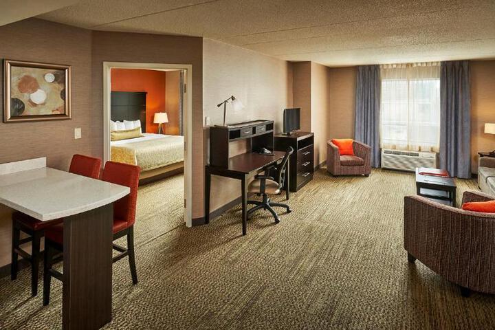1 Queen Studio Suite Full Kitchen Single Sofa Bed (4 of 28)