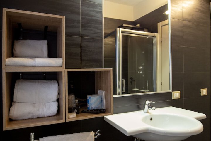 Room 32 of 53