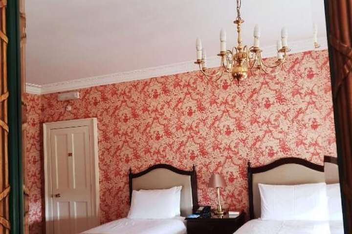 Room 24 of 77