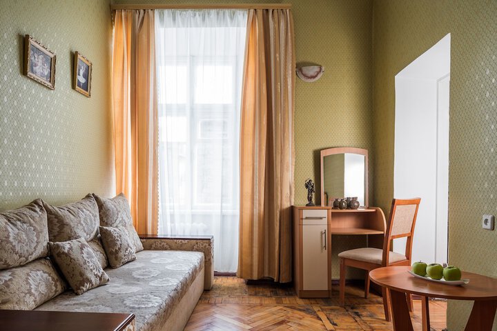 Room 18 of 48